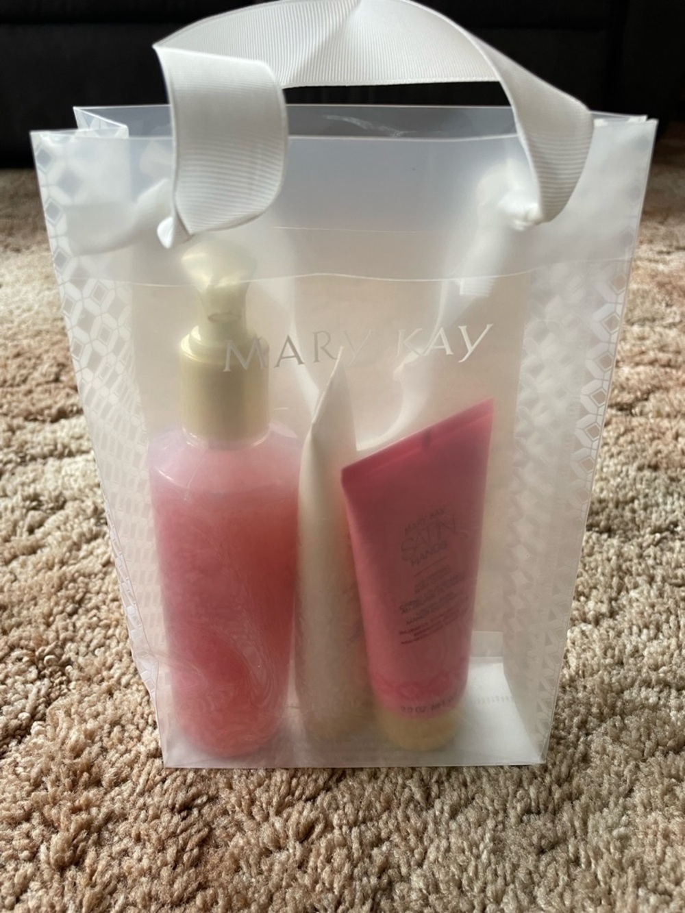 Mary Kay Satin Hands Set in Pink and Cream - Picture 2 of 2